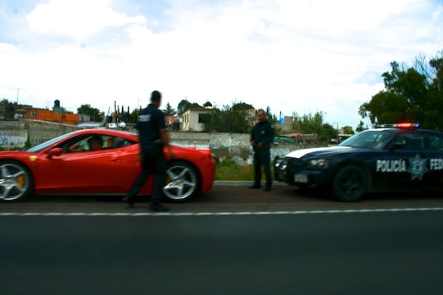 La PF alcanza a un Ferrari