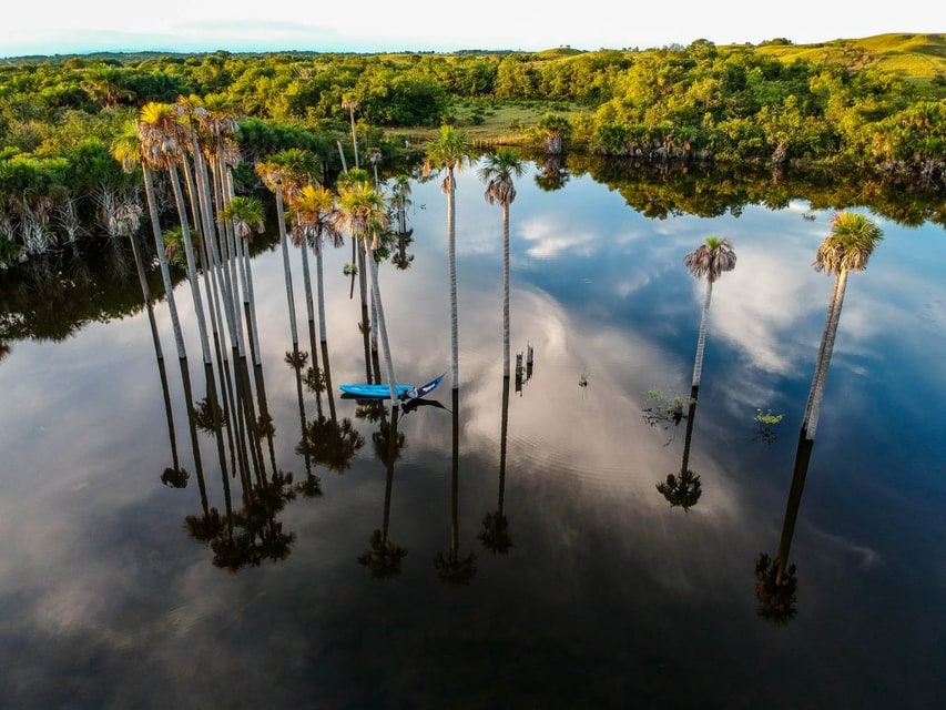 La hamaca entre palmeras sobre uno de los lagos de Menegua.