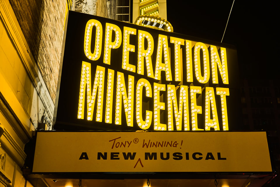 Luces y carteleras que abren la puerta al mundo del teatro musical en Broadway.