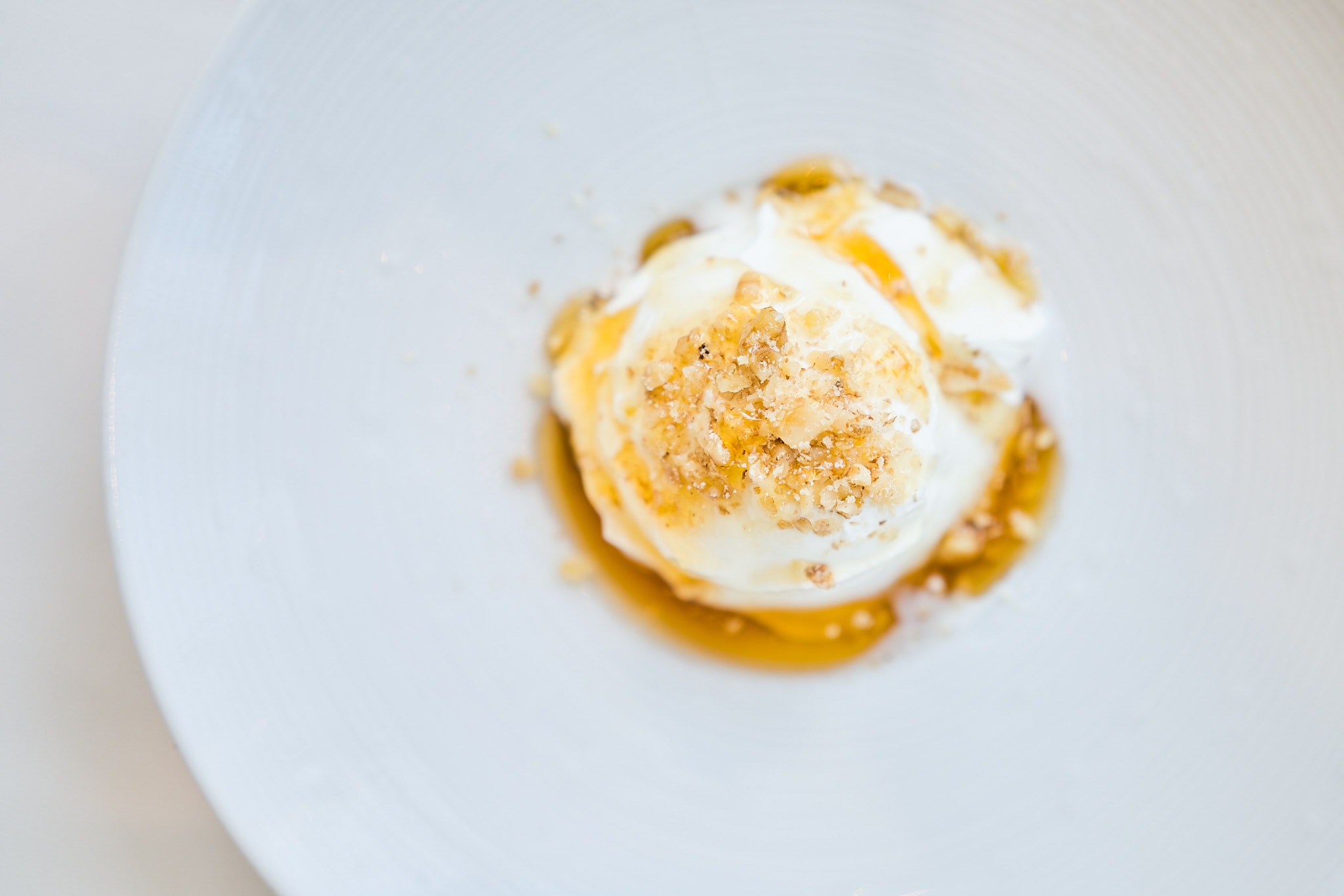 Hay platos que pueden ser el pr&oacute;logo perfecto para una cocina, aunque fuera el postre, como este yogurt griego con miel y semillas.